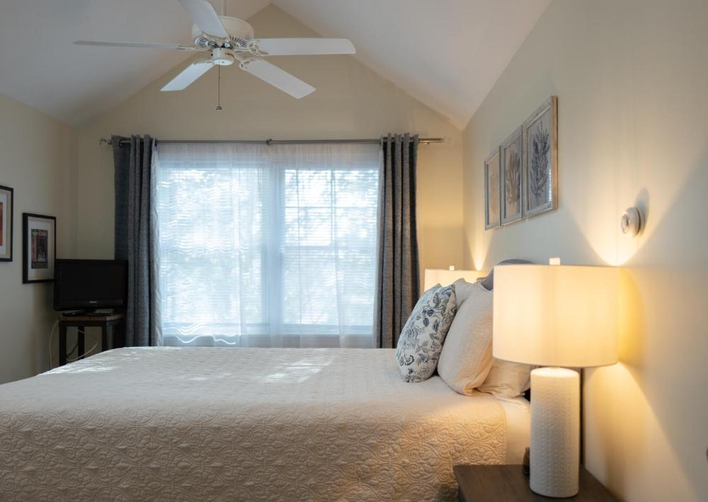 Standard Queen Room interior